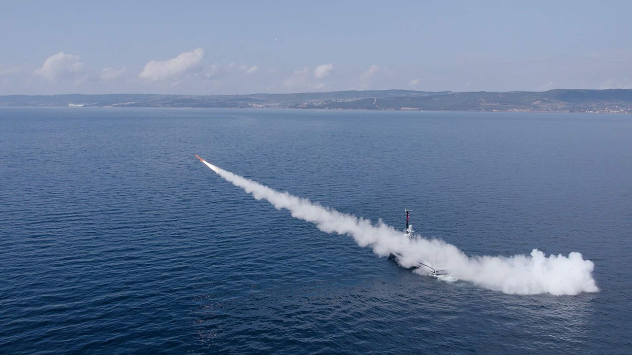 Türkiye'nin gururları buluştu! Yerli SİDA, yerli füze Kuzgun'u ateşledi - Resim: 1