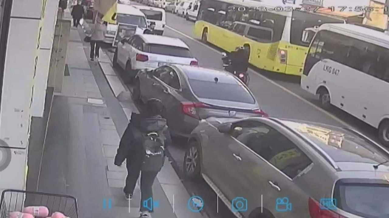 İstanbul'da genç kadına güpegündüz silahlı saldırı kamerada - Resim: 1