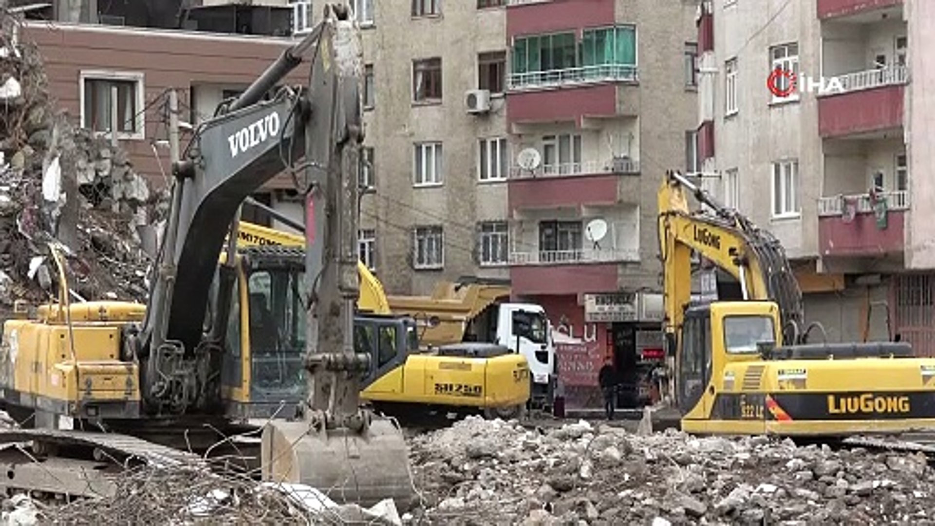 Diyarbakır’da acil yıkılacak binaların enkaz kaldırma çalışmaları devam ediyor