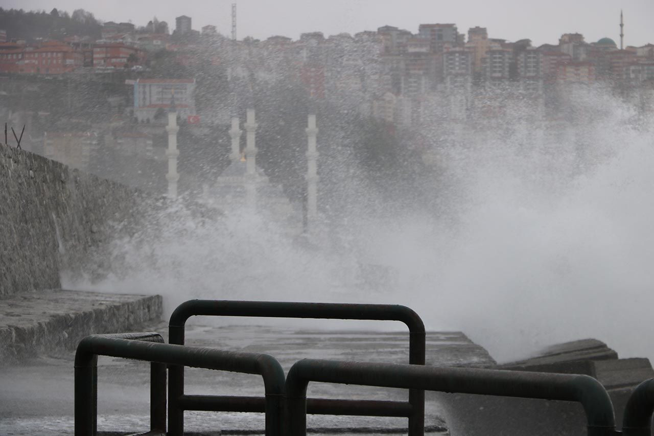 Fırtına fena vurdu; dalgaların boyu 7 metreyi aştı - Resim: 4