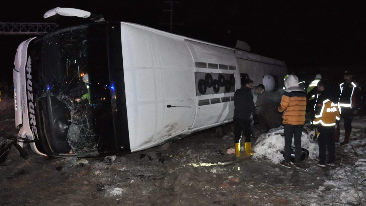 Kontrolden çıkan yolcu otobüsü devrildi: 1 ölü, 25 yaralı