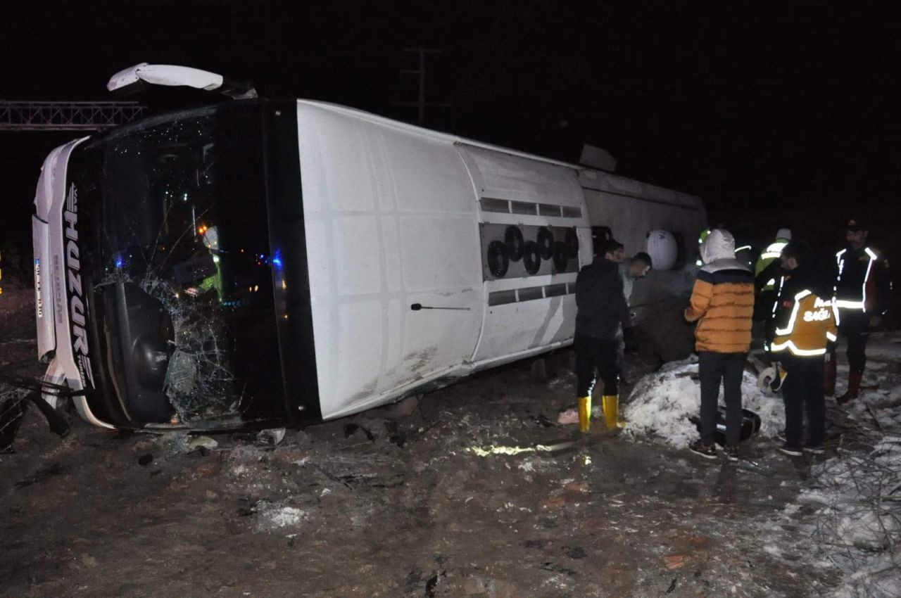 Kontrolden çıkan yolcu otobüsü devrildi: 1 ölü, 25 yaralı - Resim: 1