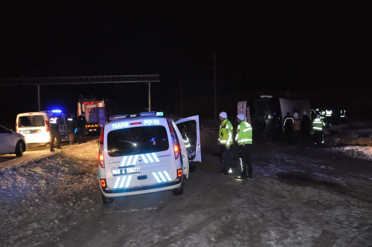 Kontrolden çıkan yolcu otobüsü devrildi: 1 ölü, 25 yaralı - Resim: 2