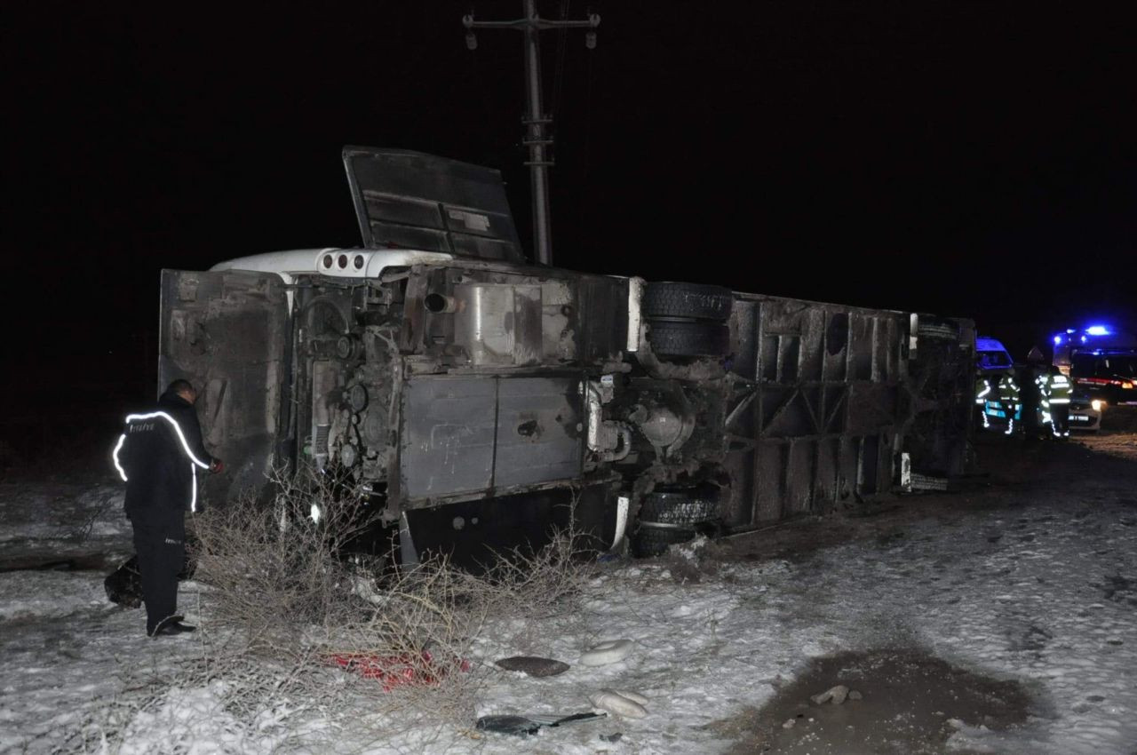 Kontrolden çıkan yolcu otobüsü devrildi: 1 ölü, 25 yaralı - Resim: 4
