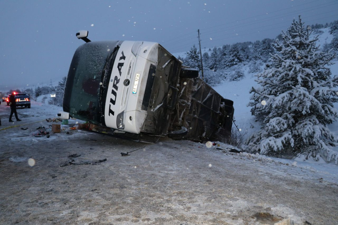 Erzincan’da yolcu otobüsü şarampole devrildi: 2 ölü, 21 yaralı - Resim: 1