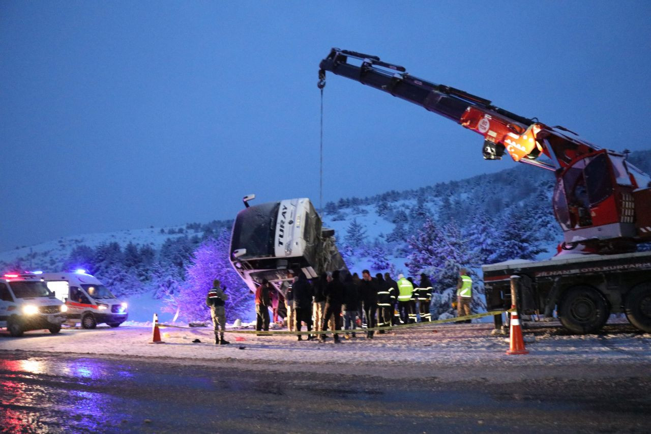 Erzincan’da yolcu otobüsü şarampole devrildi: 2 ölü, 21 yaralı - Resim: 2