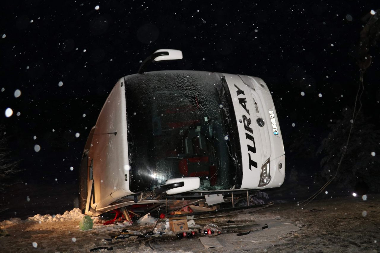 Erzincan’da yolcu otobüsü şarampole devrildi: 2 ölü, 21 yaralı - Resim: 3