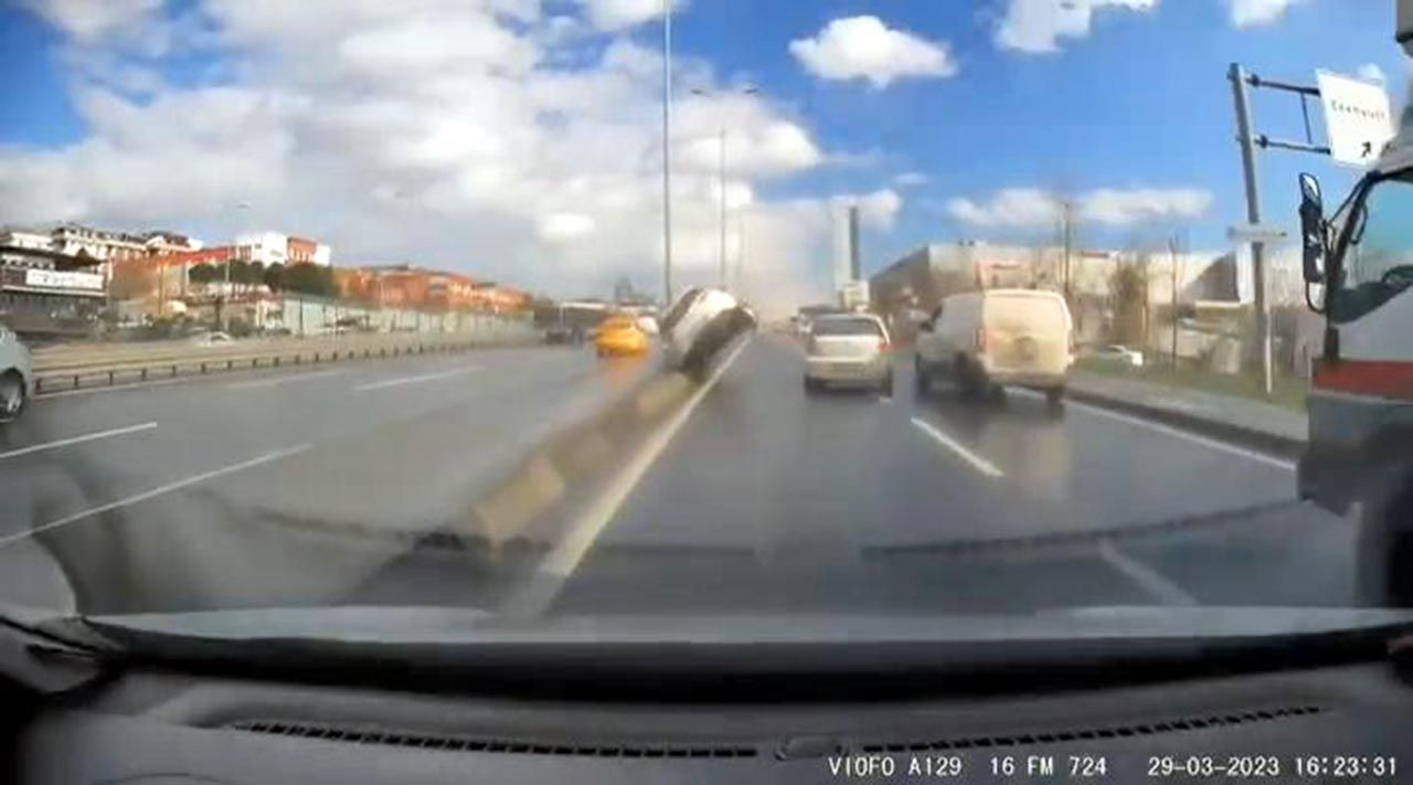 İstanbul'da hatalı sollamayla gelen kaza kamerada - Resim: 1