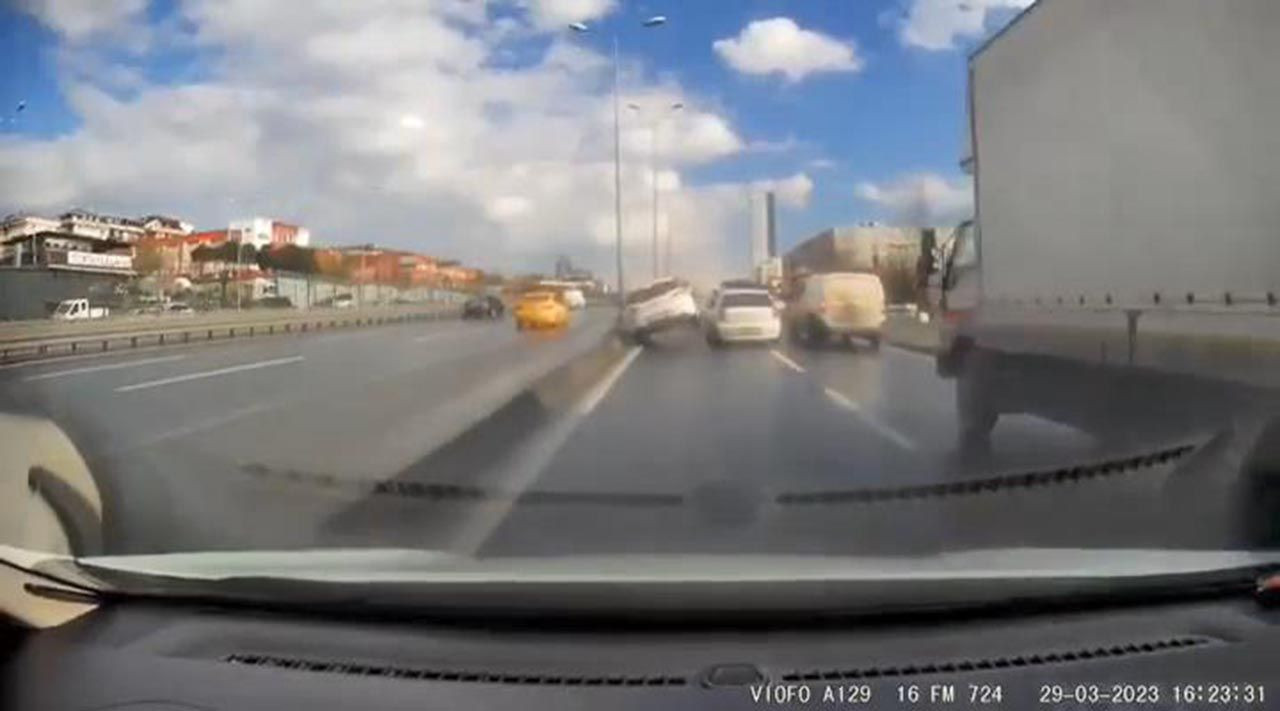 İstanbul'da hatalı sollamayla gelen kaza kamerada - Resim: 2