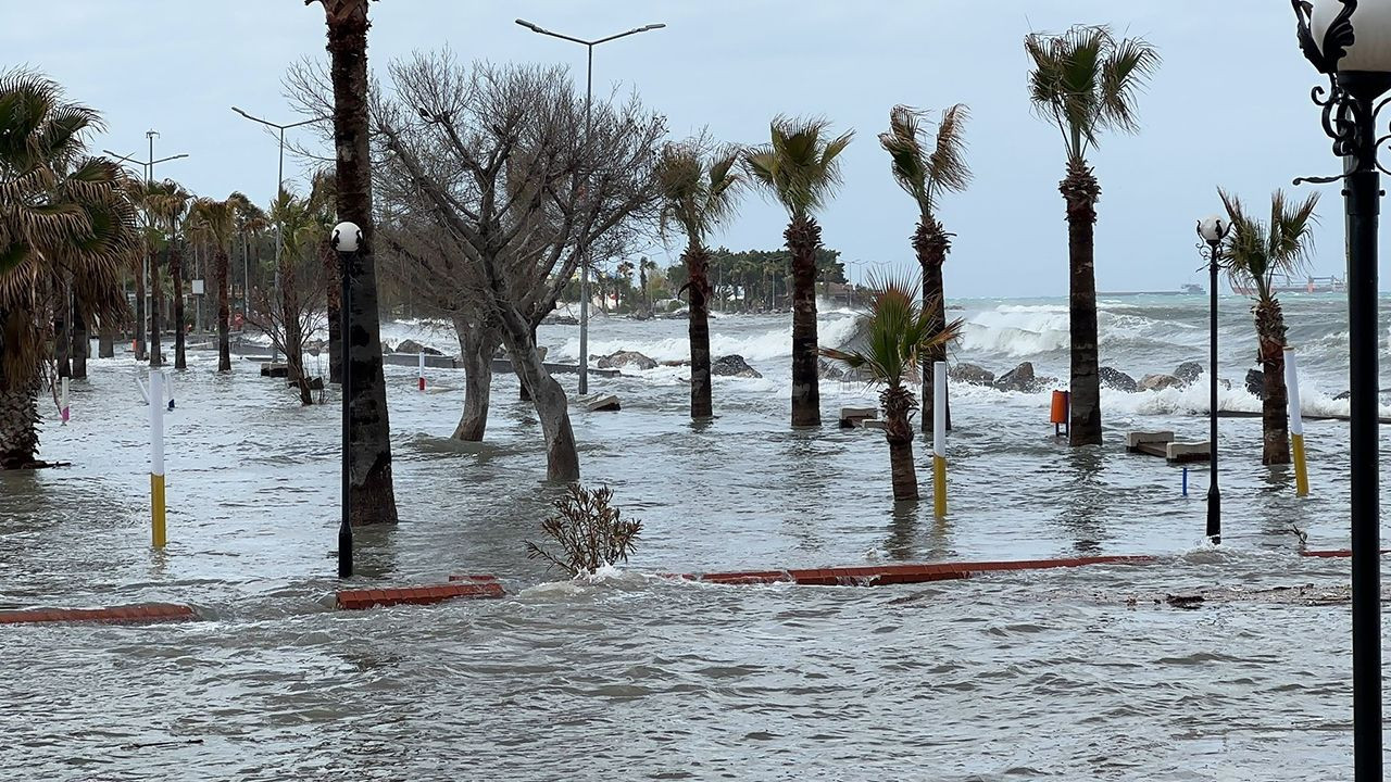 Deniz taştı; İskenderun bir kez daha sular altında kaldı - Resim: 1