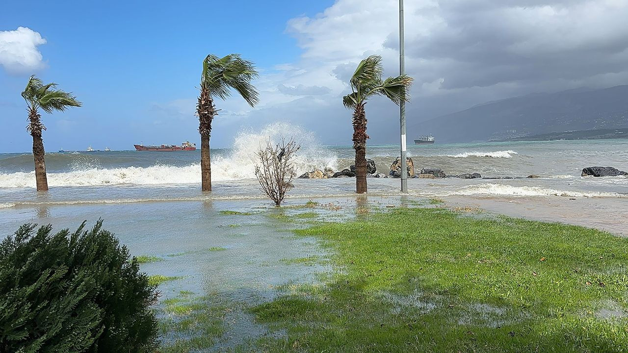 Deniz taştı; İskenderun bir kez daha sular altında kaldı - Resim: 2