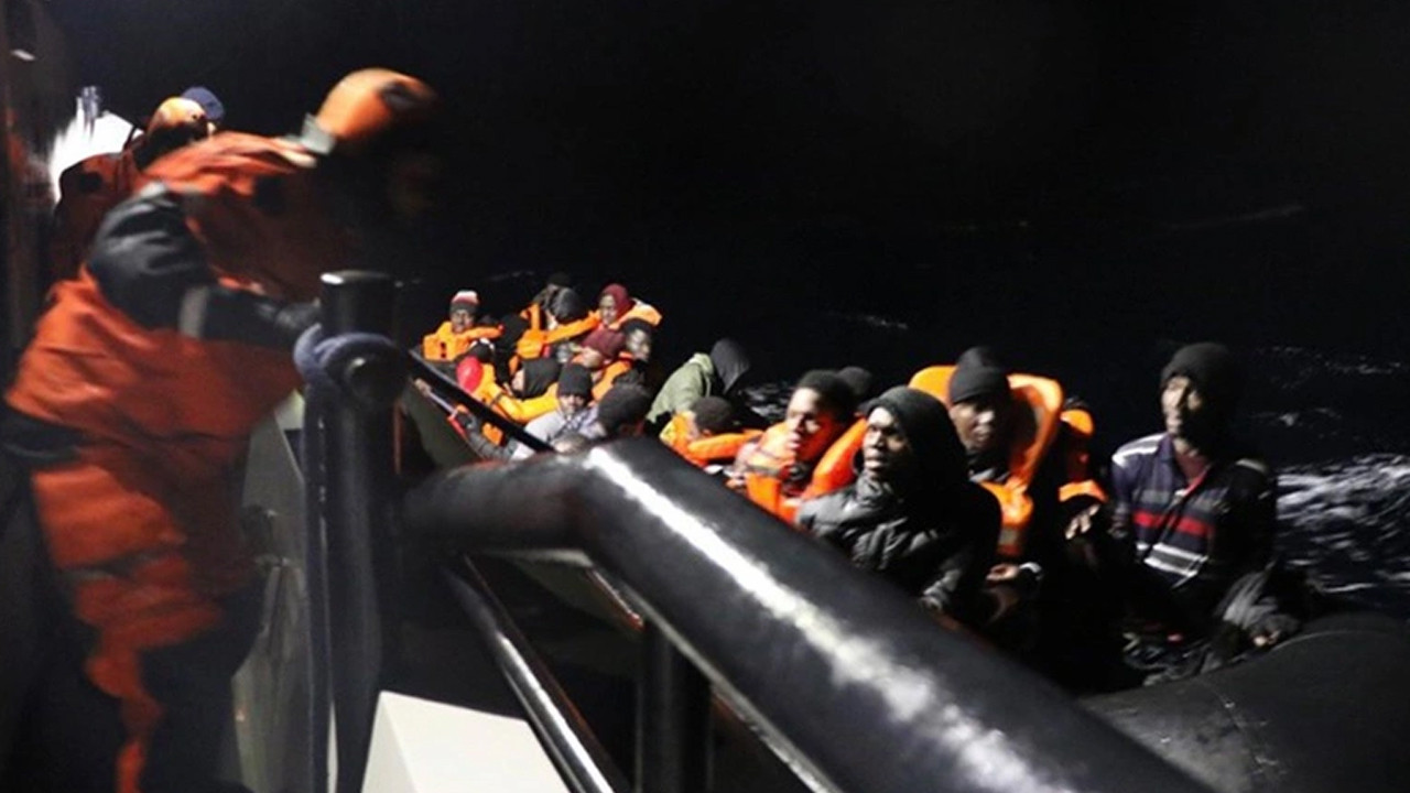 Ölüme terk edilen 40 kaçak göçmen kurtarıldı