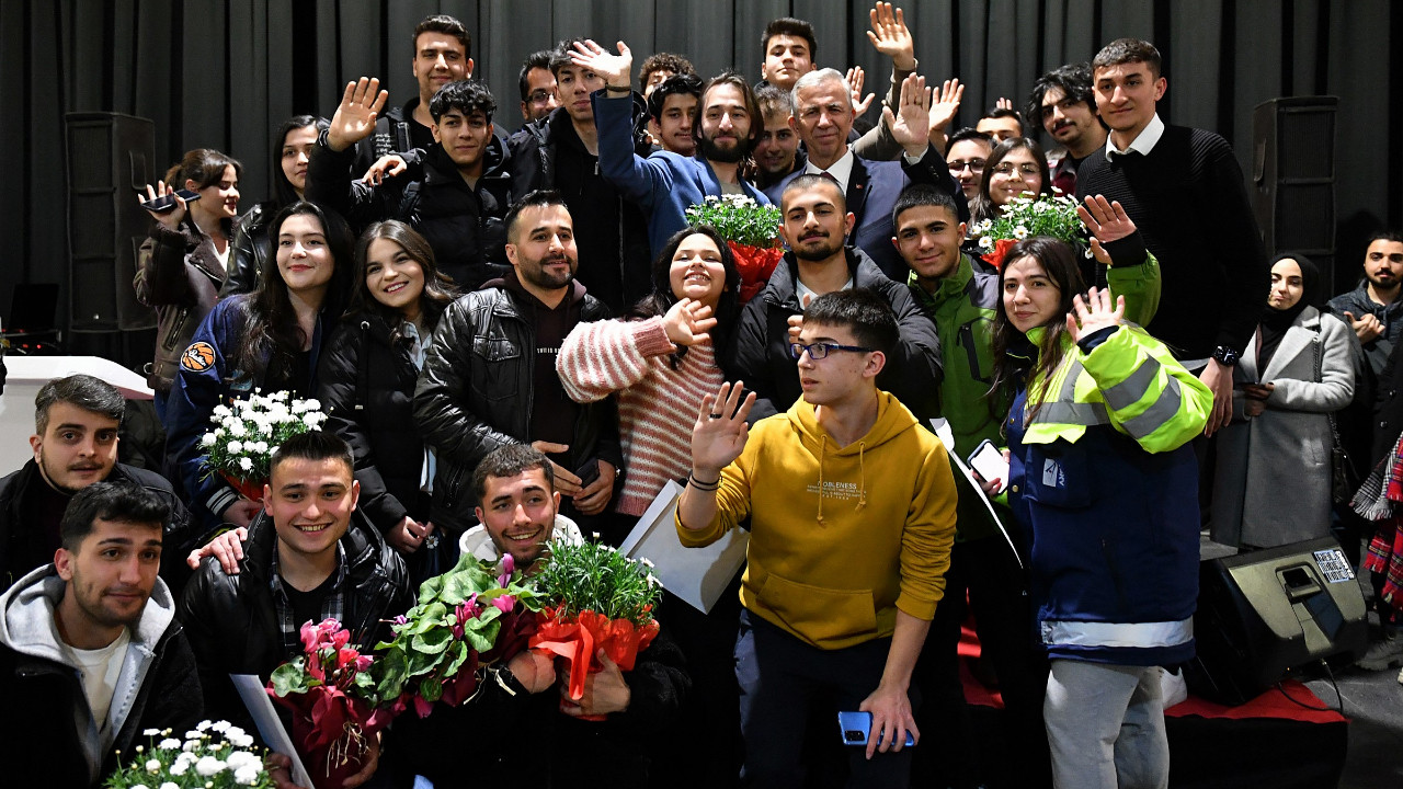 Mansur Yavaş deprem dayanışmasına katkı sunan gönüllü gençlerle bir araya geldi