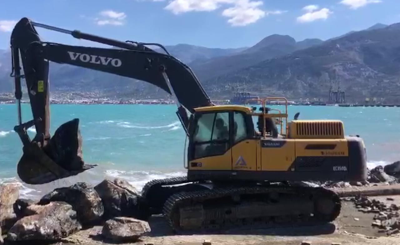 Denizin taştığı İskenderun'da tahliye çalışması - Resim: 3