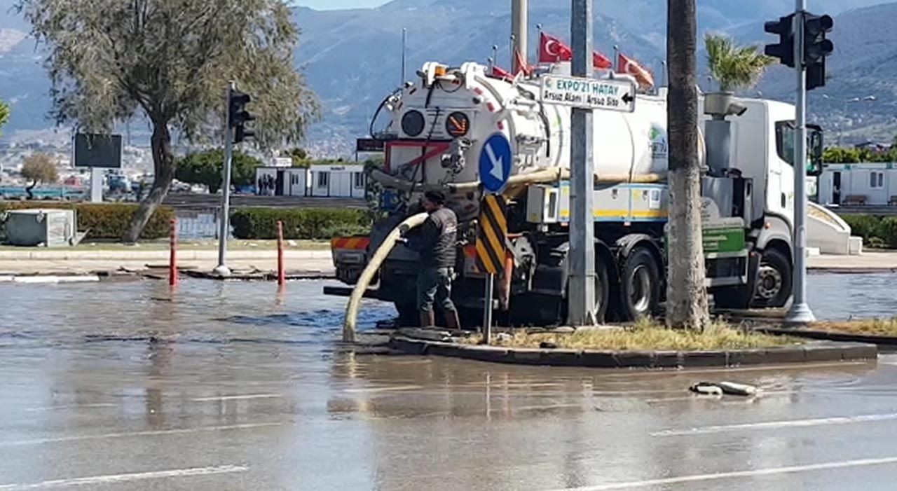 Denizin taştığı İskenderun'da tahliye çalışması - Resim: 1