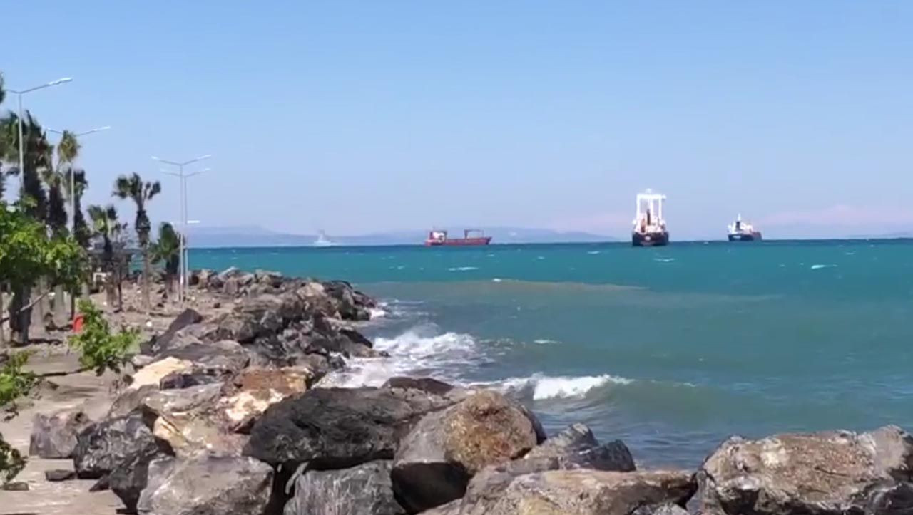 Denizin taştığı İskenderun'da tahliye çalışması - Resim: 2