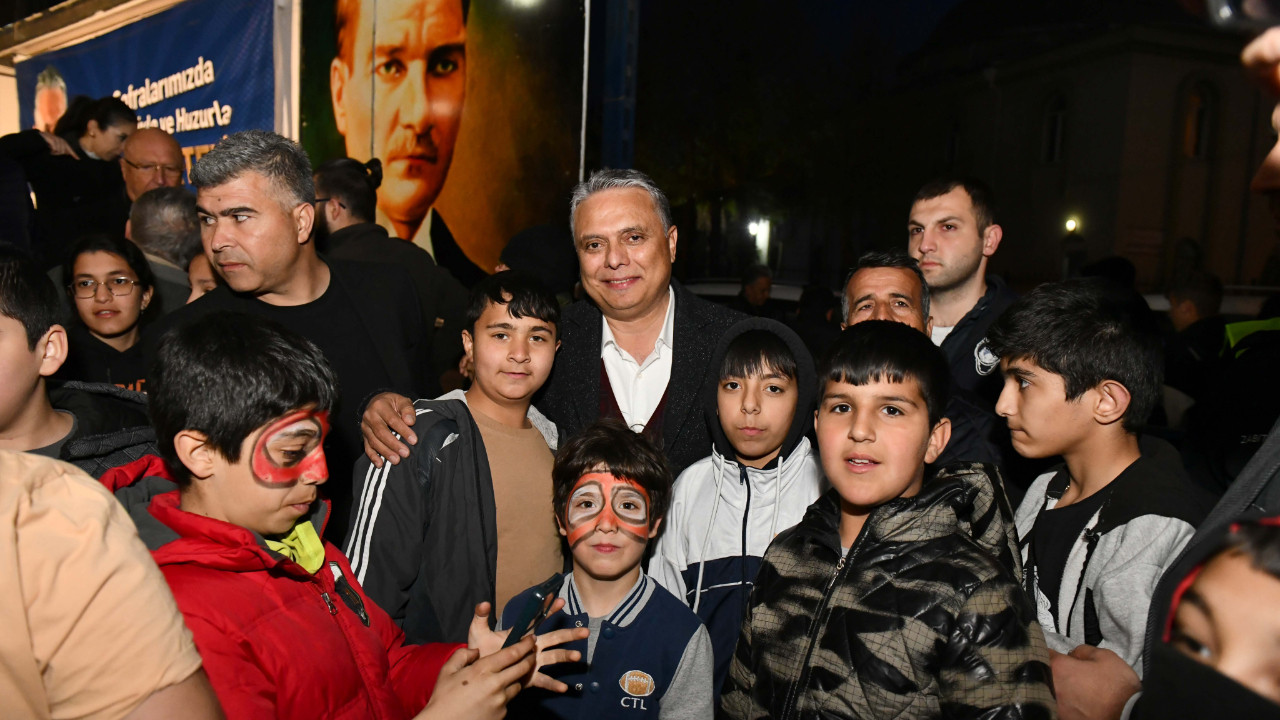 Çocuklar, Muratpaşa Belediyesi Başkanı Uysal’ın etrafını sardı