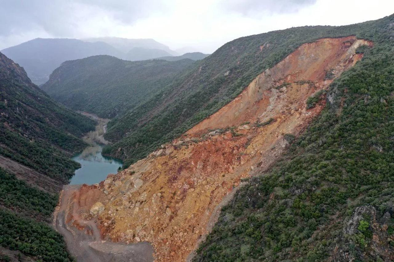 Deprem sonrası oluşan doğal gölet görenleri şaşırtıyor - Resim: 1