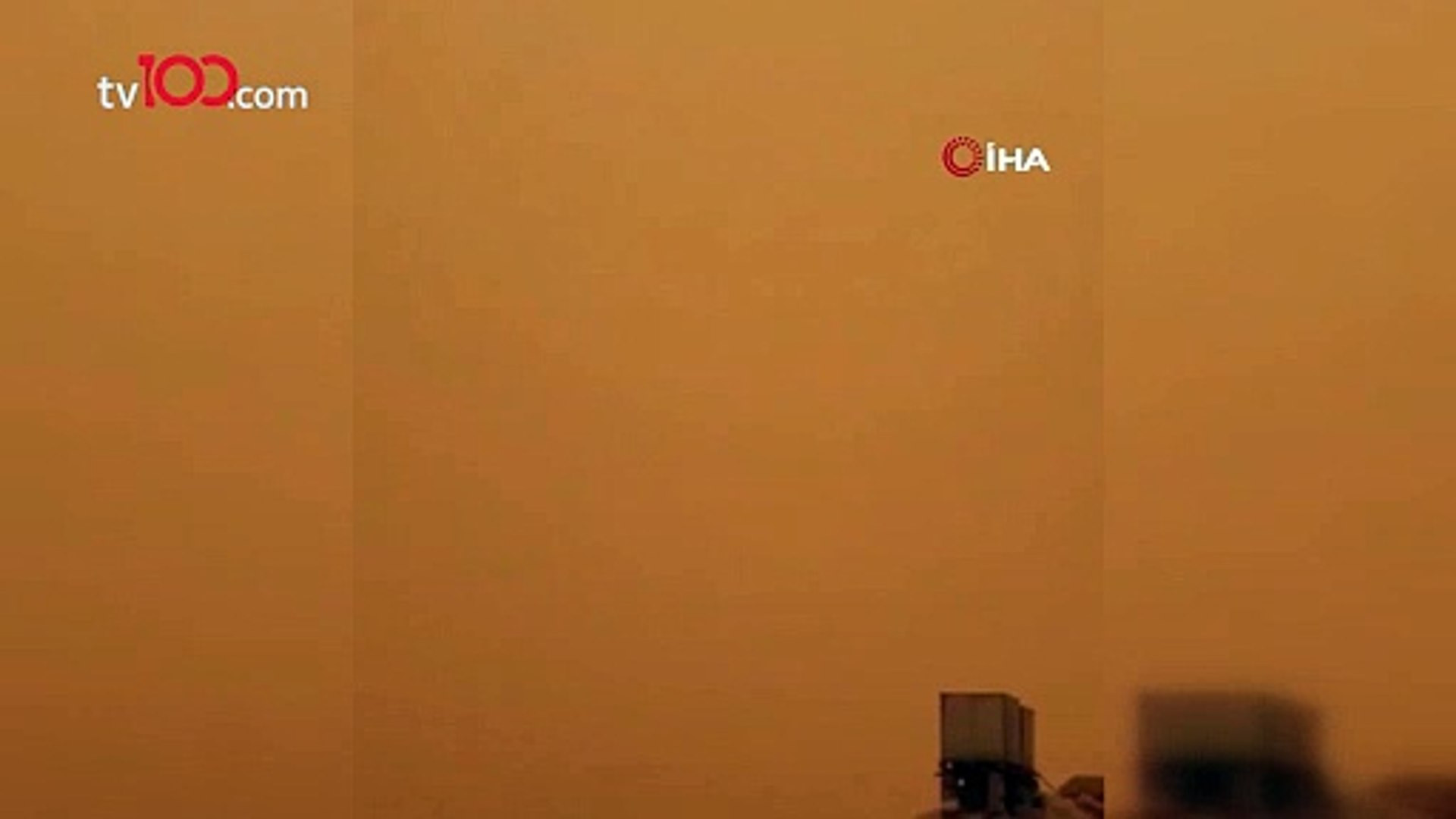 Bir ülkeyi kum fırtınası vurdu: Göz gözü görmüyor