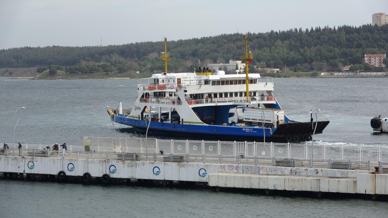 Feribot seferlerine fırtına engeli