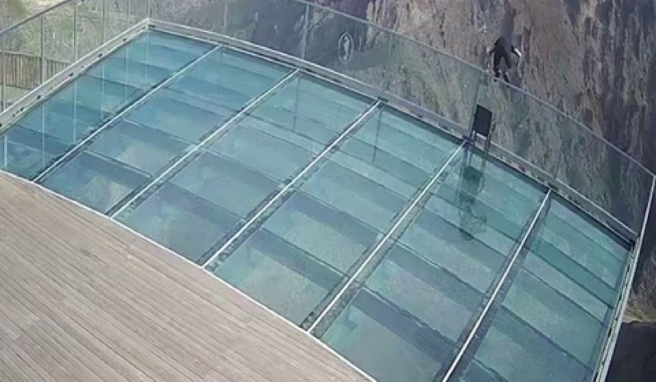 Anadolu'nun en yüksek cam seyir terasında intihar kamerada - Resim: 1