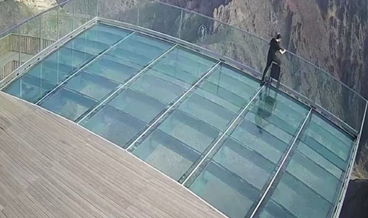 Anadolu'nun en yüksek cam seyir terasında intihar kamerada - Resim: 3