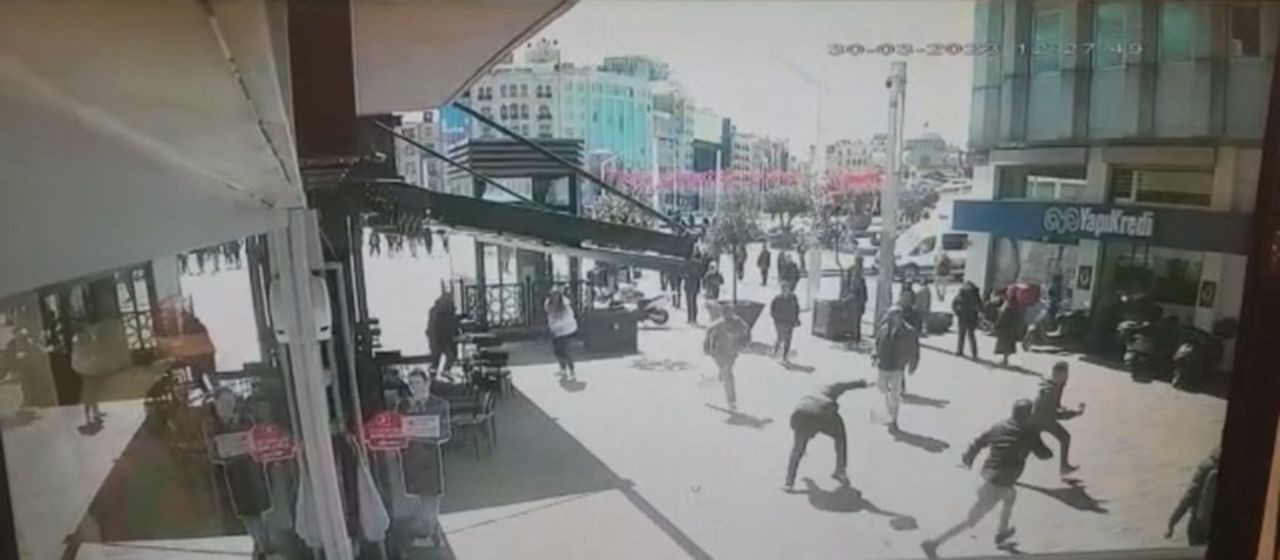 Taksim Meydanı’nda turist kadına kapkaç kamerada - Resim: 2