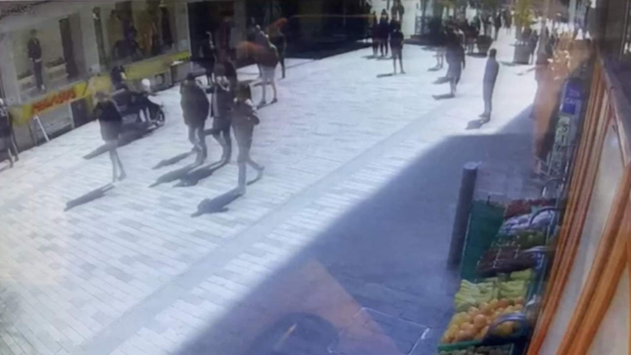 Taksim Meydanı’nda turist kadına kapkaç kamerada