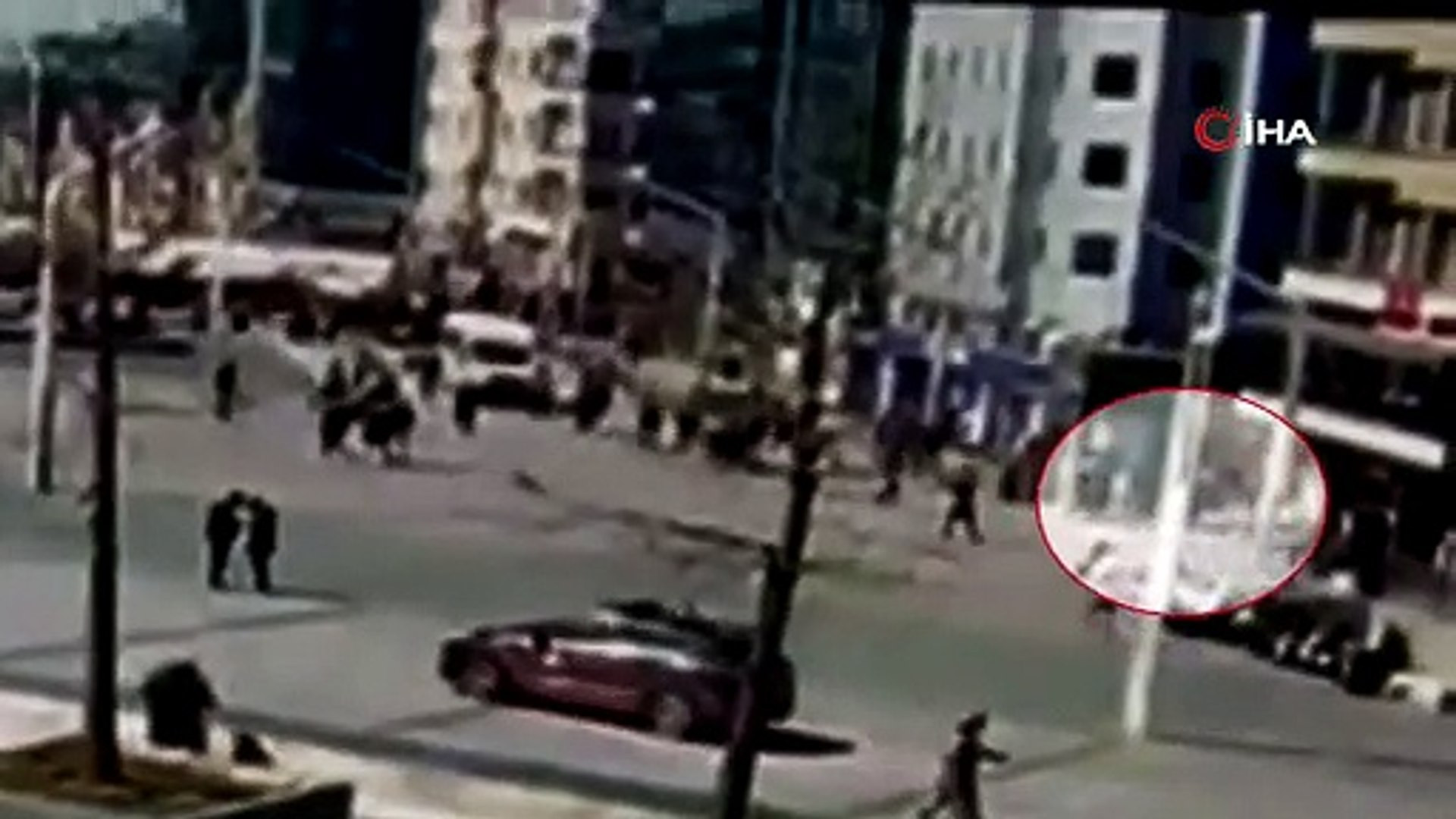 Taksim Meydanı’nda turist kadına kapkaç kamerada