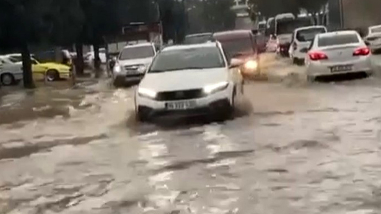 İzmir'de sağanak yağış! Yollar göle döndü