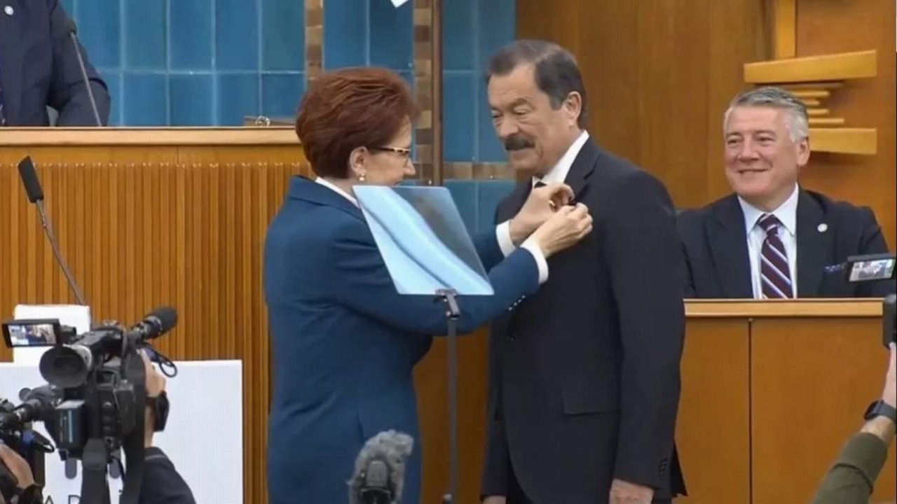 Eski Bakan İYİ Parti'ye katıldı, rozetini Akşener taktı