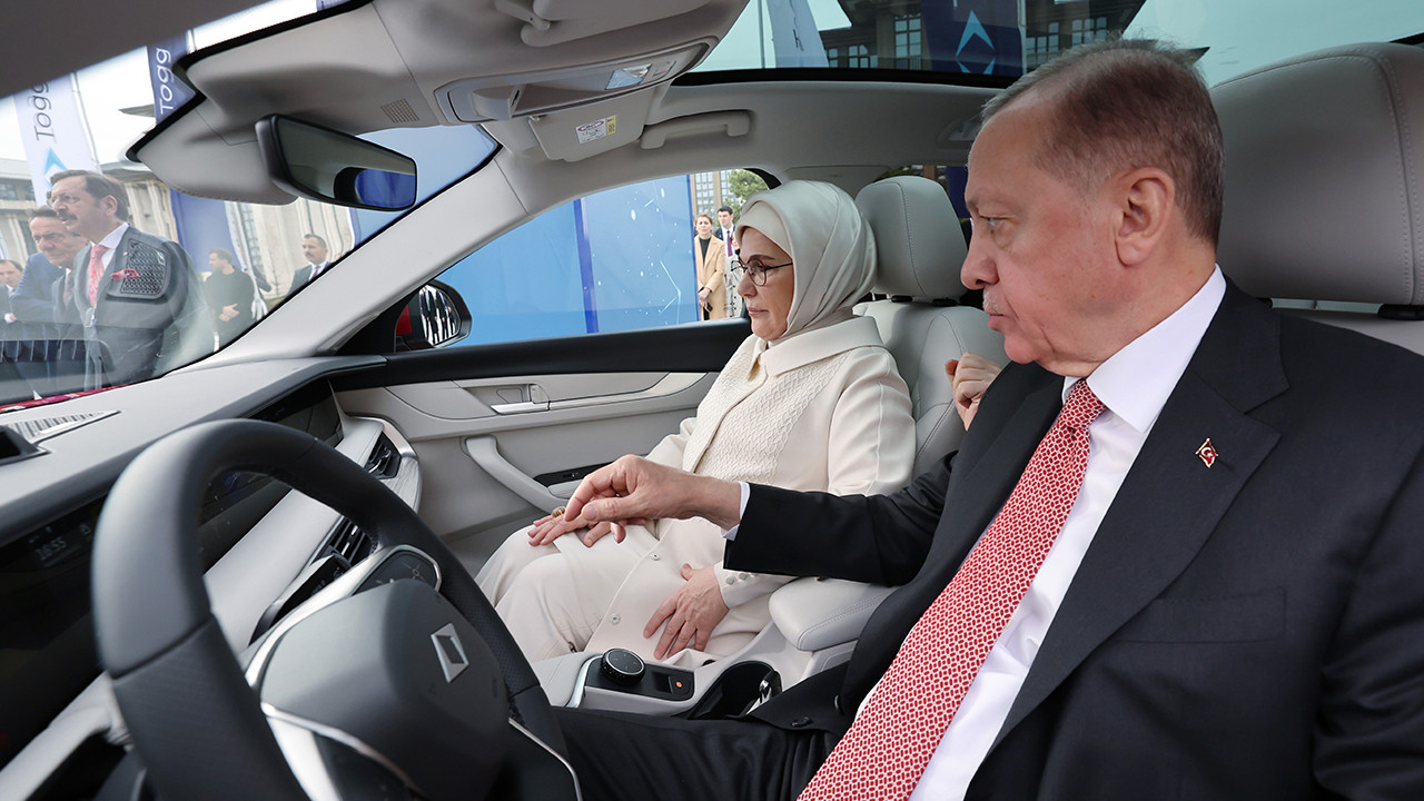 Erdoğan çiftinden Togg içerisinde dikkat çeken sohbet: ''Bir dakika hanım ya''