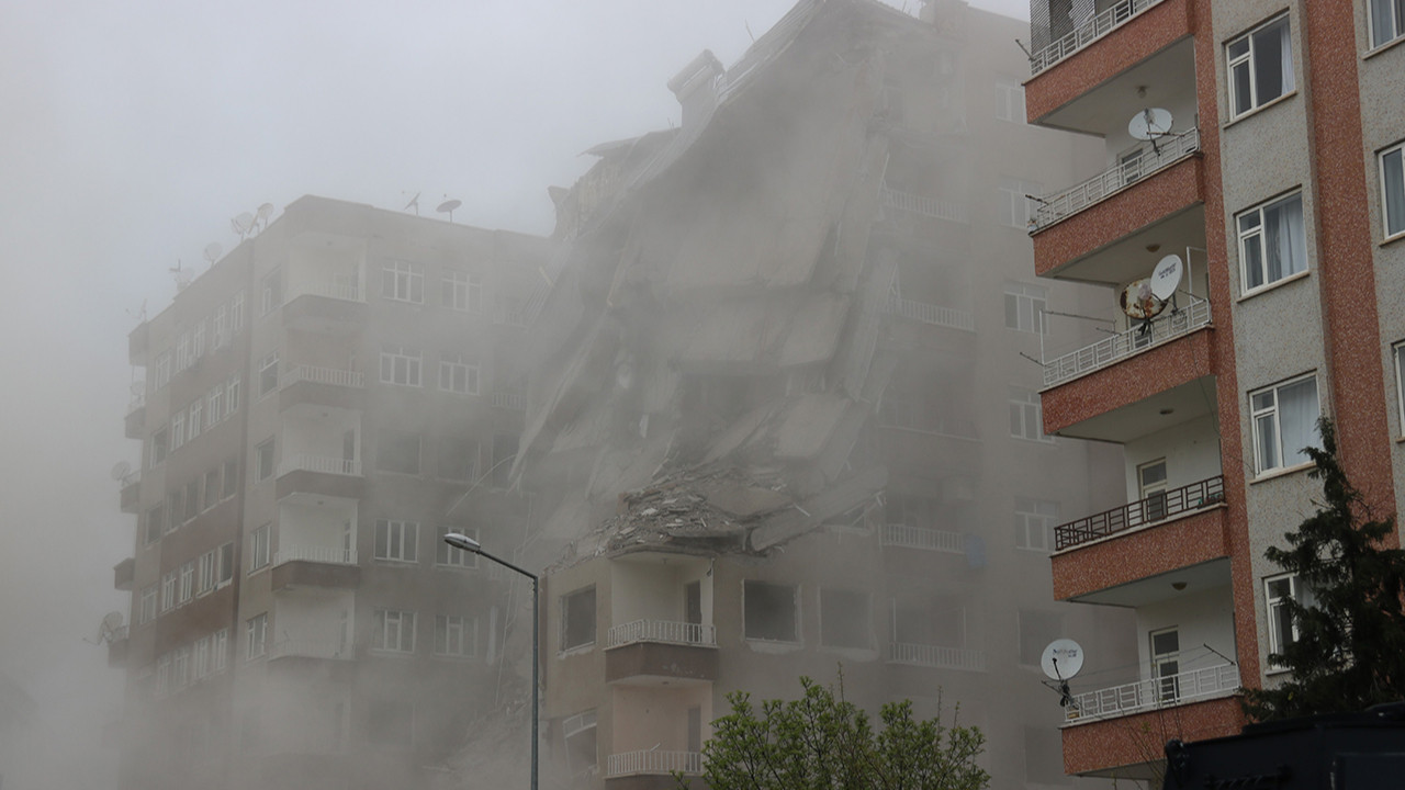 Deprem bölgesinde bir bina daha yerle bir oldu! Büyük yıkım kamerada