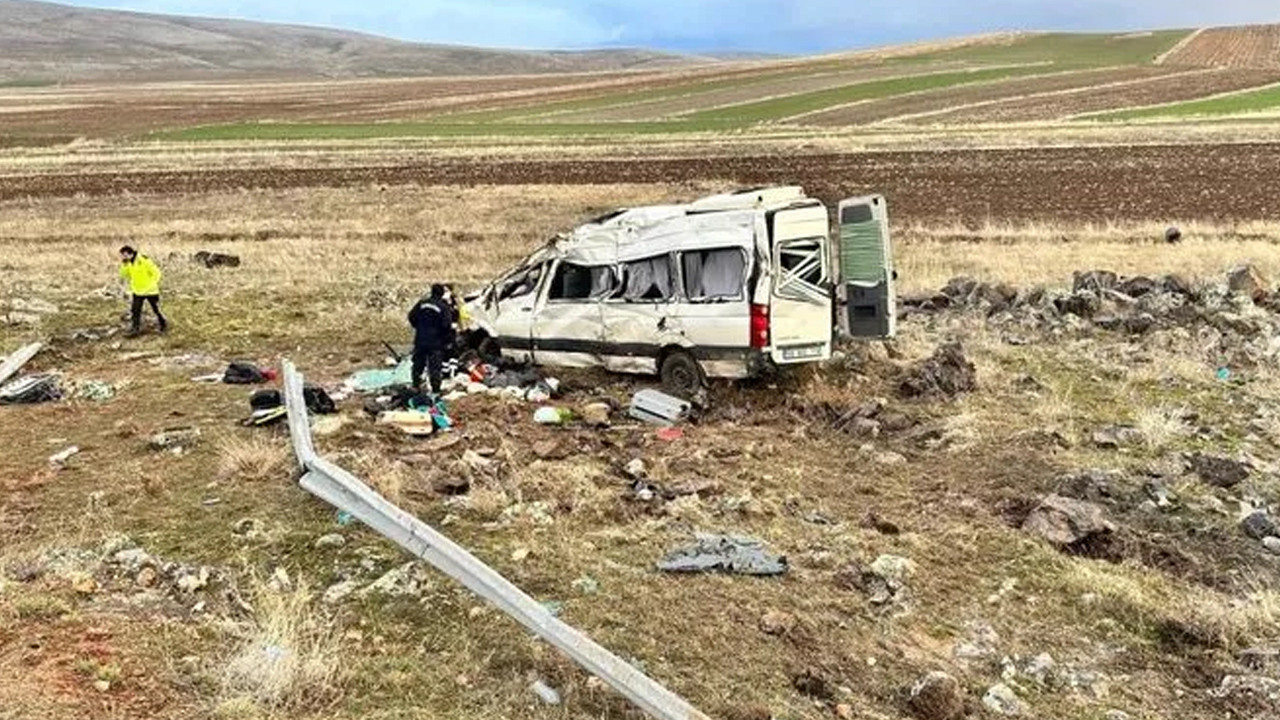 Kayseri'de minibüs şarampole uçtu: 2 ölü, 7 ağır yaralı