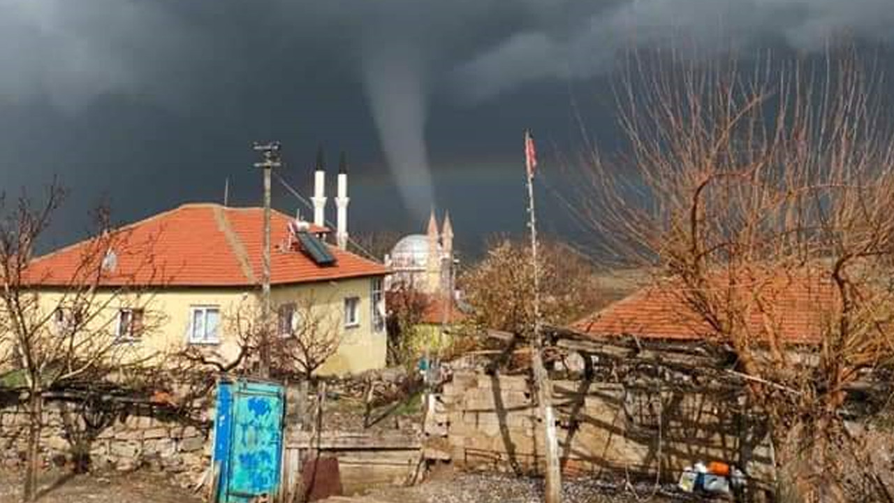 Hortum köyü savaş alanına çevirdi! Minarenin devrilme anı kamerada