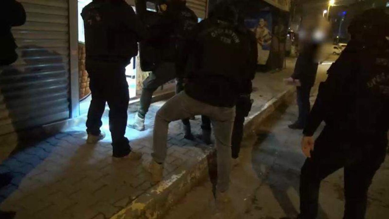 İstanbul'da şok operasyon! Dolapta yakalandı, evi cephanelik çıktı