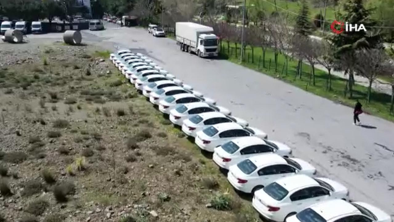 Boş arsaya çekilen sıfır otomobiller kafa karıştırdı