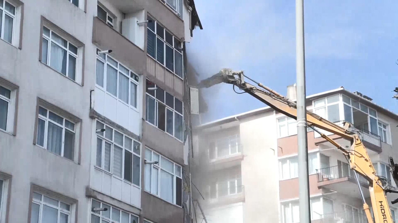 İstanbul'da kolonları patlayan binanın yıkımına başlandı