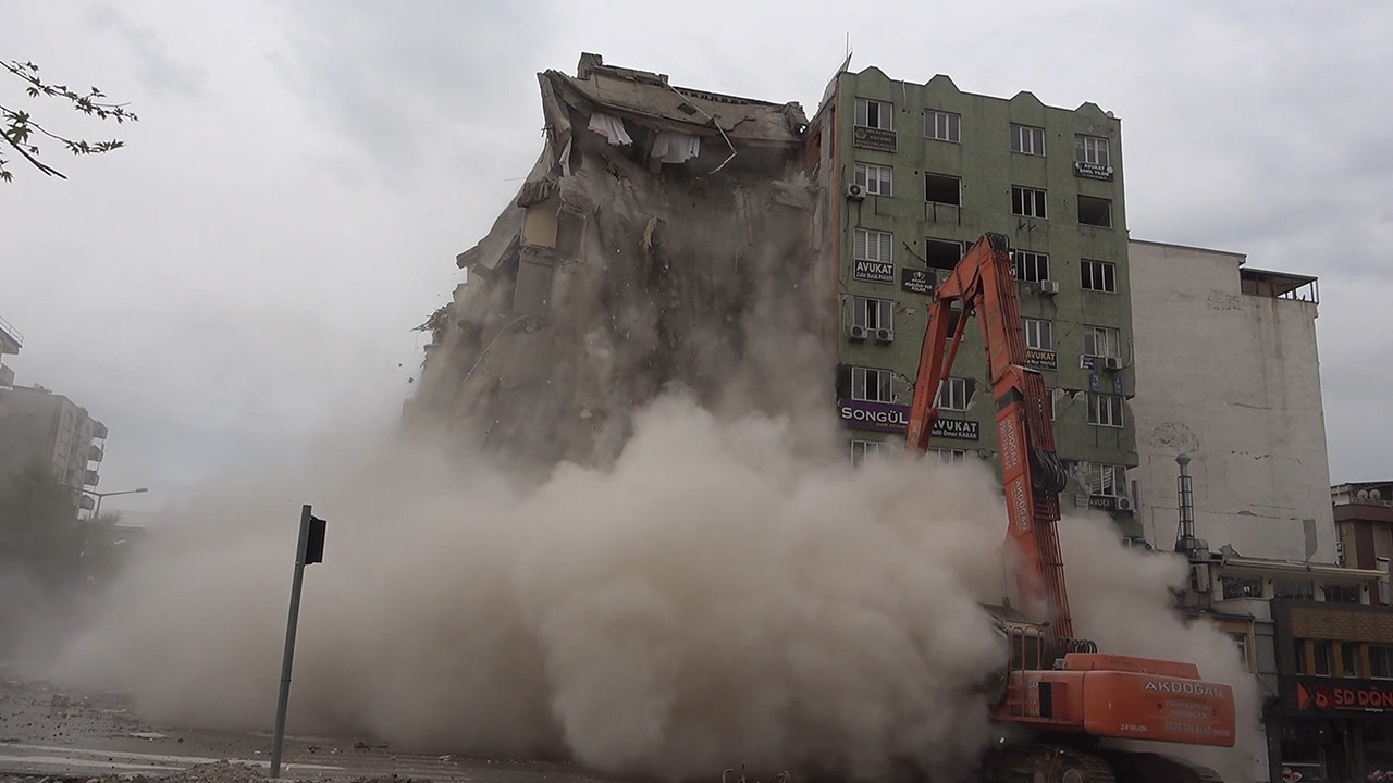 Deprem bölgesinde korkunç görüntü: Büyük bir gürültüyle yerle bir oldu!