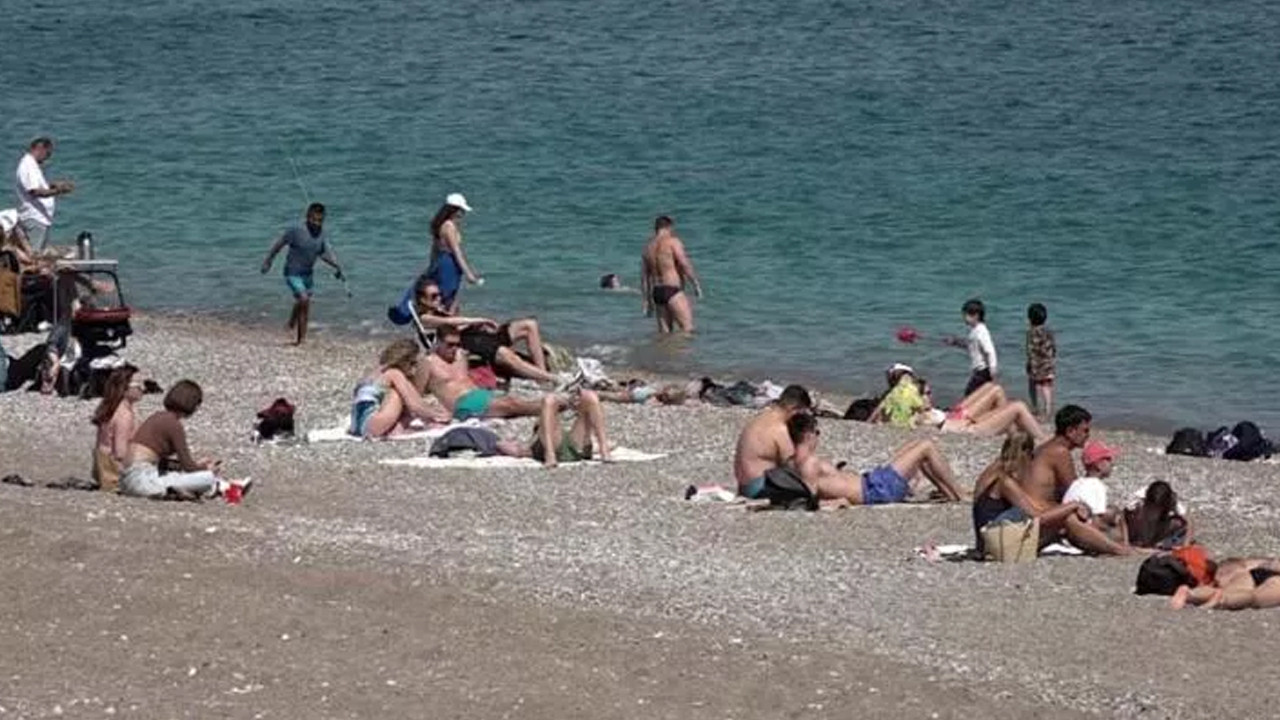 Konyaaltı sahiline yerli yabancı turist akını