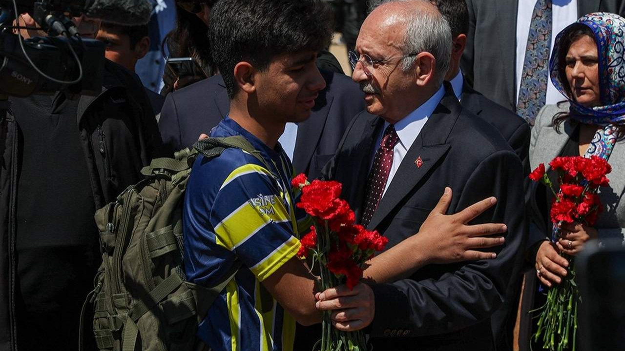 Depremzede genç, Kılıçdaroğlu’na sarılıp ağladı