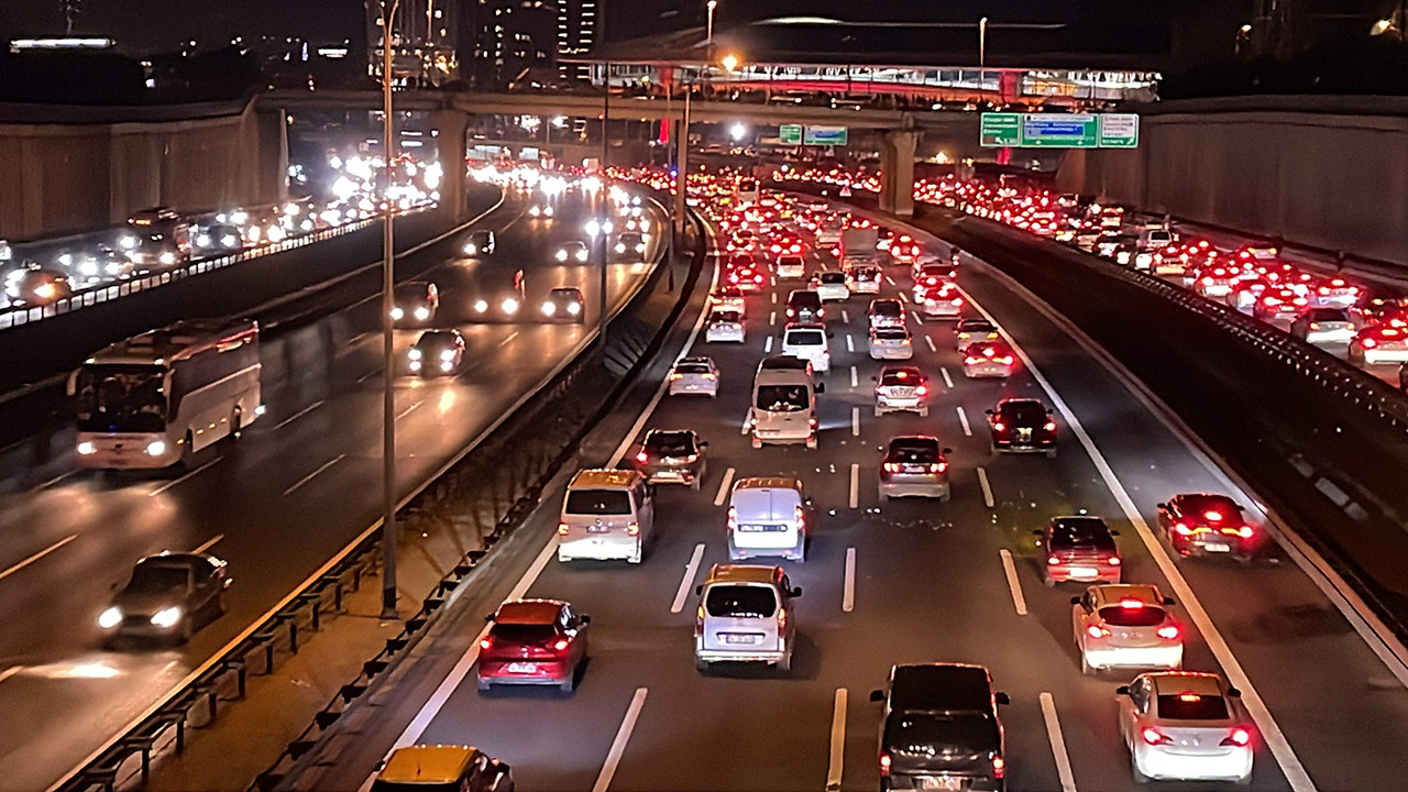 Bunun adı trafik değil kaos! Otoyollarda trafik durdu!