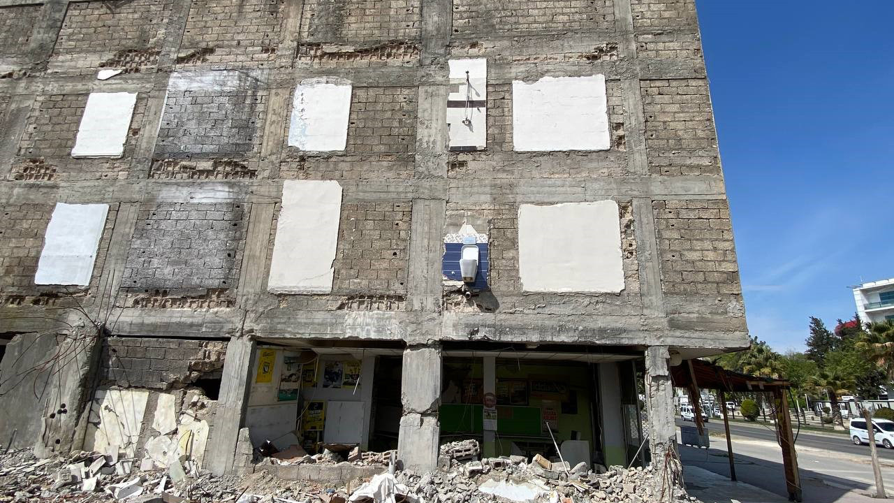 Deprem felaketinde yıkılan binadan geriye ''tuvaleti'' kaldı