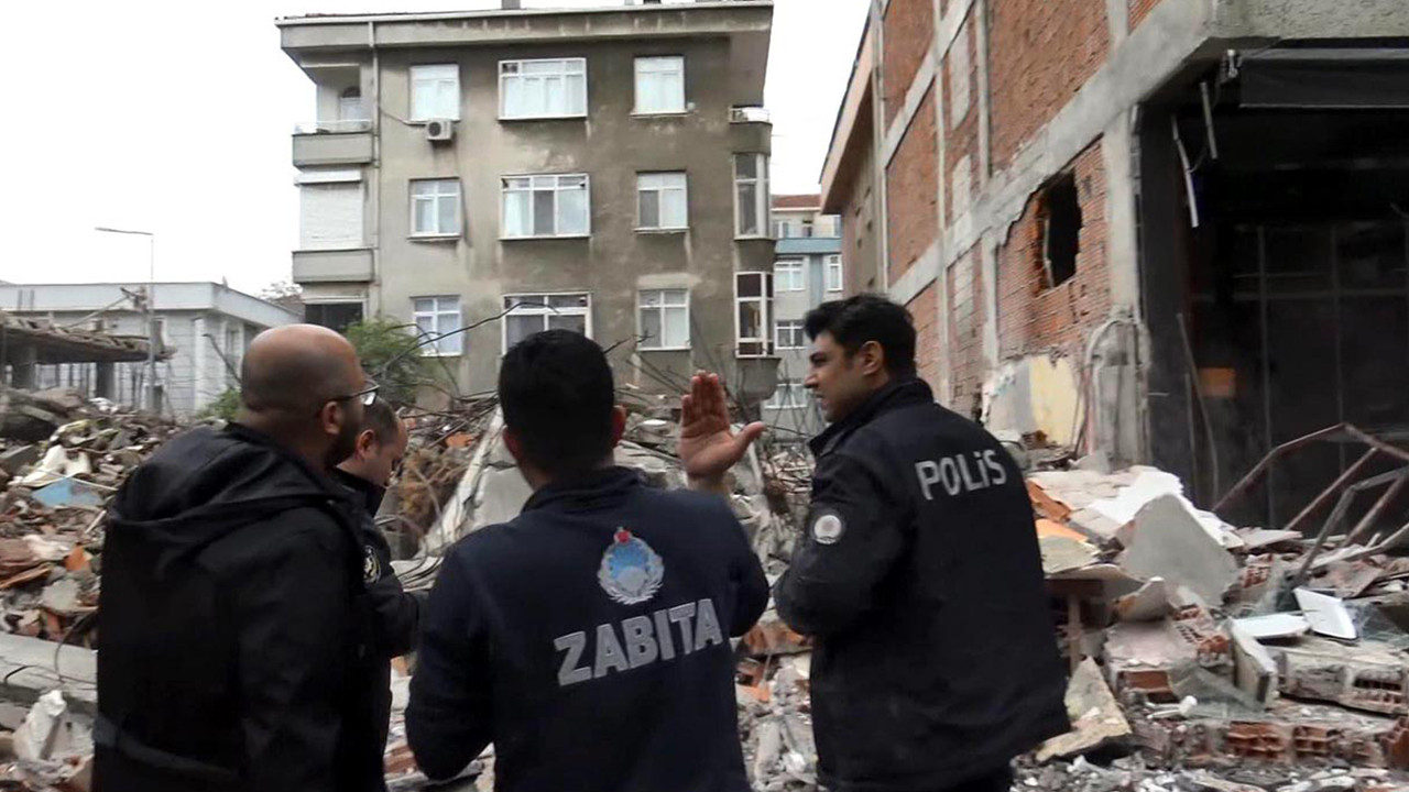 İstanbul'da yıkım sırasında bina çöktü; bitişiğindeki bina zarar gördü