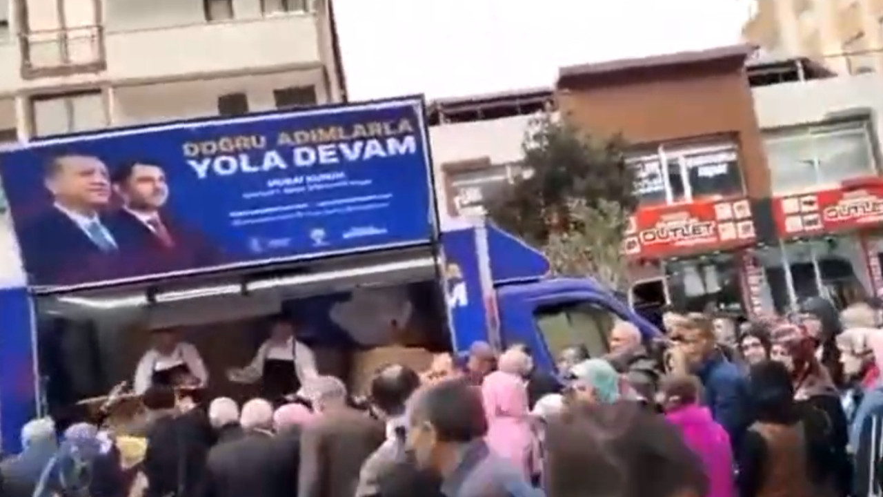 İstanbul'da ''acının'' videosu: Seçim arabası önünde ekmek kuyruğu