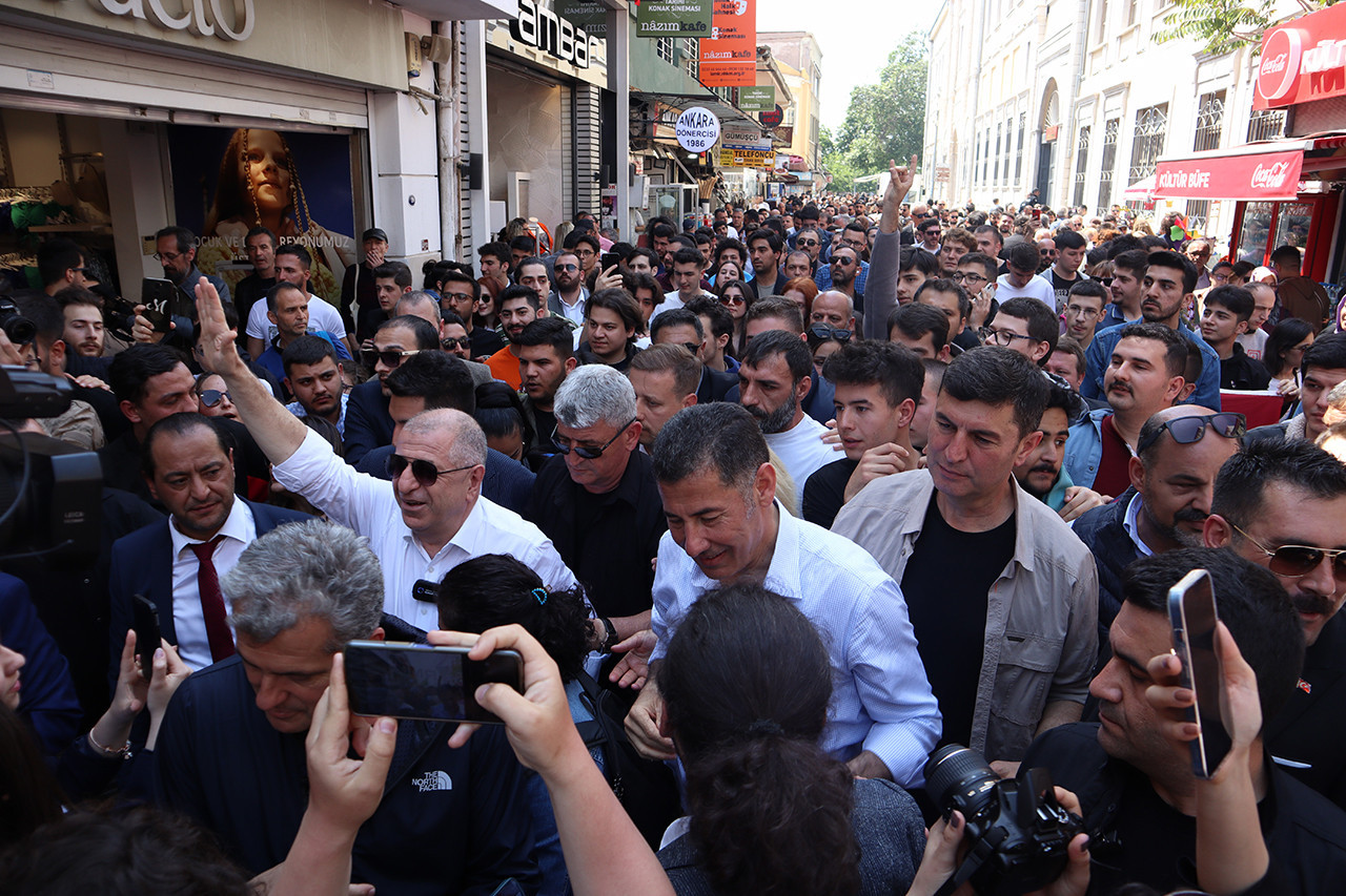 ATA İttifakı cumhurbaşkanı adayı Sinan Oğan ile birlikte İzmir'de vatandaşlarla buluşan Zafer Partisi Genel Başkanı Ümit Özdağ Türk vatandaşlığı verilen göçmenlerin oylarına talip olmadıklarını belirterek 