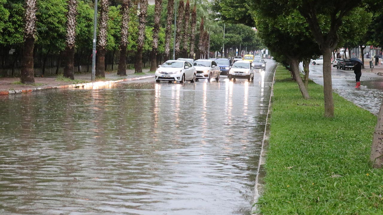Meteoroloji uyarmıştı; sağanak yolları göle çevirdi
