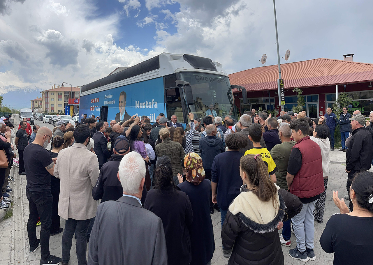 CHP Erzincan Milletvekili Adayı Sayın Mustafa Sarıgül’ün seçim otobüsü Geçit Mahallesi'nden geçerken mahalleli tarafından kesildi. Sarıgül ile seçmenler arasında dikkat çeken diyaloglar yaşandı.