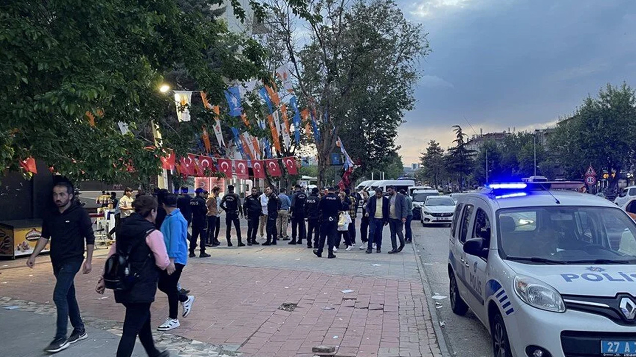 AK Parti ve CHP'liler sokak ortasında birbirine girdi