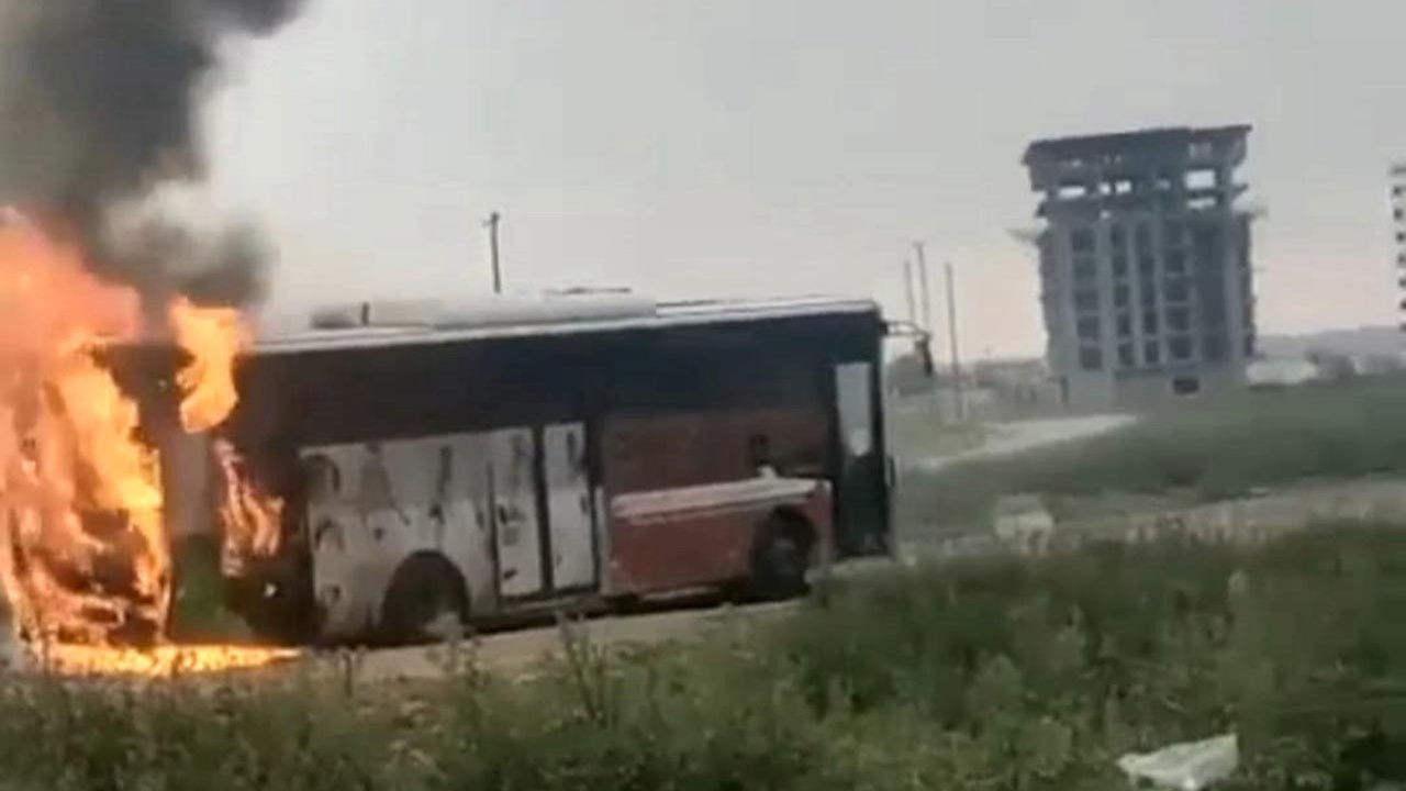 Belediye otobüsü yol ortasında alev alev yandı